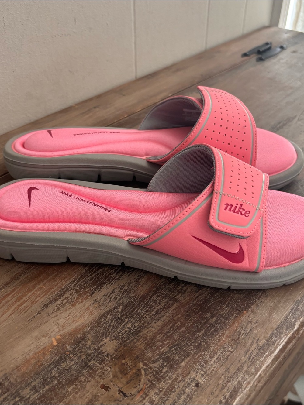Nike Comfort Footbed Slides Pink
Size 9 EUC